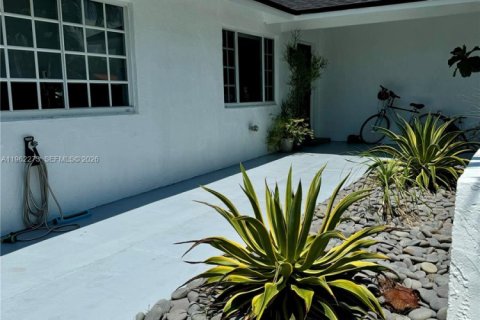 House in Miami, Florida 4 bedrooms, 124.67 sq.m. № 2024974 - photo 19