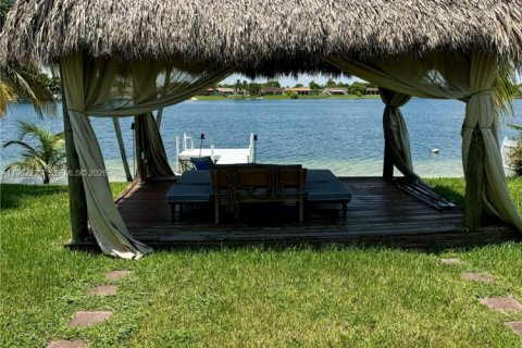 House in Miami, Florida 4 bedrooms, 124.67 sq.m. № 2024974 - photo 10