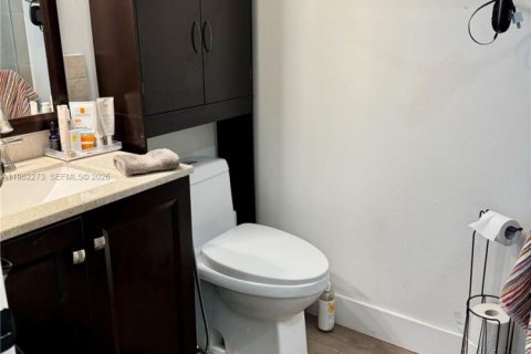 House in Miami, Florida 4 bedrooms, 124.67 sq.m. № 2024974 - photo 22