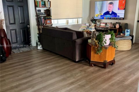 House in Miami, Florida 4 bedrooms, 124.67 sq.m. № 2024974 - photo 16