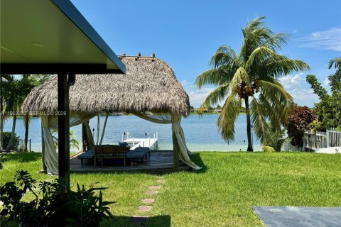 House in Miami, Florida 4 bedrooms, 124.67 sq.m. № 2024974 - photo 2