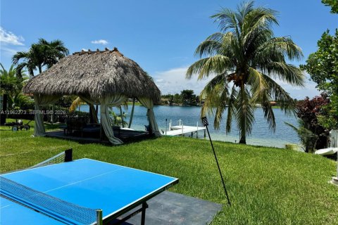 House in Miami, Florida 4 bedrooms, 124.67 sq.m. № 2024974 - photo 9