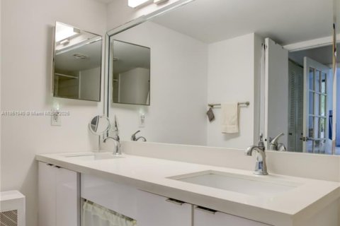 Condo in Aventura, Florida, 2 bedrooms  № 1960201 - photo 25