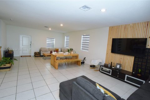 Villa ou maison à vendre à Miami, Floride: 4 chambres, 205.59 m2 № 1949969 - photo 6