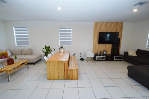 Villa ou maison à vendre à Miami, Floride: 4 chambres, 205.59 m2 № 1949969 - photo 5