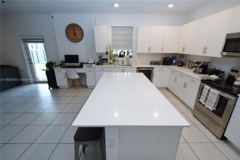 Villa ou maison à vendre à Miami, Floride: 4 chambres, 205.59 m2 № 1949969 - photo 8