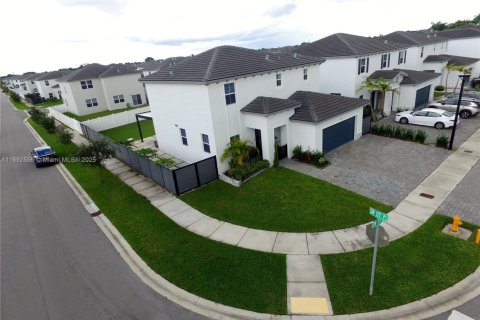Villa ou maison à vendre à Miami, Floride: 4 chambres, 205.59 m2 № 1949969 - photo 1