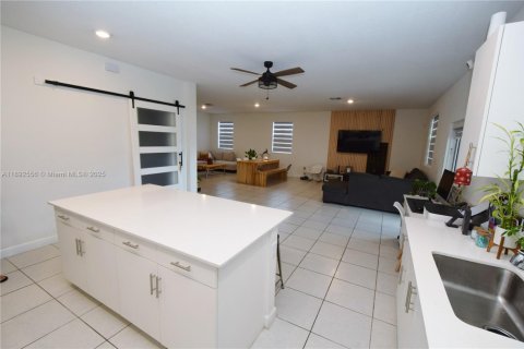 Villa ou maison à vendre à Miami, Floride: 4 chambres, 205.59 m2 № 1949969 - photo 10
