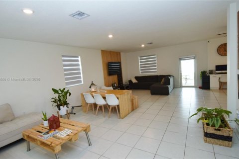 Villa ou maison à vendre à Miami, Floride: 4 chambres, 205.59 m2 № 1949969 - photo 4