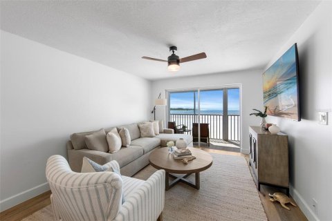 Condo in Fort Myers Beach, Florida, 2 bedrooms  № 2432677 - photo 25
