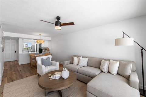 Condo in Fort Myers Beach, Florida, 2 bedrooms  № 2432677 - photo 23