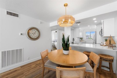 Condo in Fort Myers Beach, Florida, 2 bedrooms  № 2432677 - photo 27