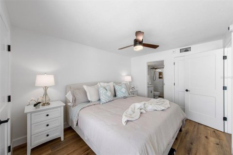 Condo in Fort Myers Beach, Florida, 2 bedrooms  № 2432677 - photo 12