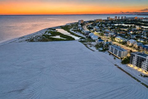 Condo in Fort Myers Beach, Florida, 2 bedrooms  № 2432677 - photo 6