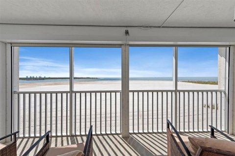 Condo in Fort Myers Beach, Florida, 2 bedrooms  № 2432677 - photo 9