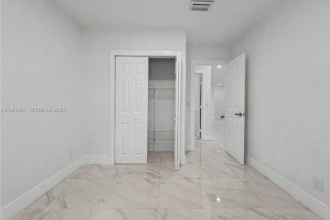 House in Miami, Florida 5 bedrooms, 192.49 sq.m. № 2045836 - photo 26