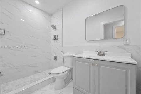 House in Miami, Florida 5 bedrooms, 192.49 sq.m. № 2045836 - photo 27