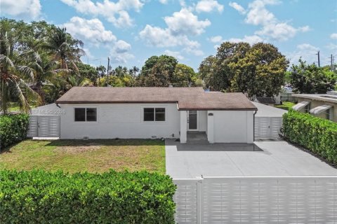 House in Miami, Florida 5 bedrooms, 192.49 sq.m. № 2045836 - photo 2