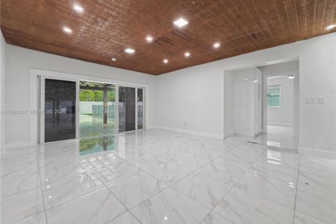 House in Miami, Florida 5 bedrooms, 192.49 sq.m. № 2045836 - photo 12