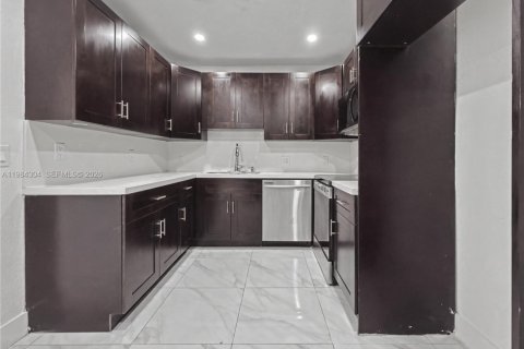 House in Miami, Florida 5 bedrooms, 192.49 sq.m. № 2045836 - photo 6