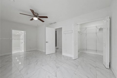 House in Miami, Florida 5 bedrooms, 192.49 sq.m. № 2045836 - photo 16