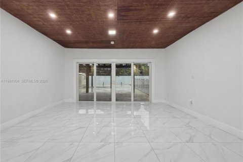 House in Miami, Florida 5 bedrooms, 192.49 sq.m. № 2045836 - photo 11