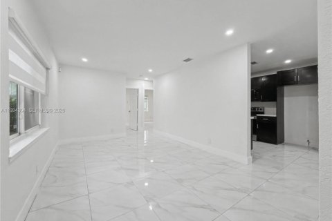 House in Miami, Florida 5 bedrooms, 192.49 sq.m. № 2045836 - photo 3