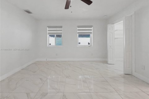 House in Miami, Florida 5 bedrooms, 192.49 sq.m. № 2045836 - photo 17