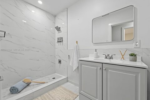 House in Miami, Florida 5 bedrooms, 192.49 sq.m. № 2045836 - photo 28