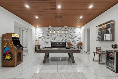 House in Miami, Florida 5 bedrooms, 192.49 sq.m. № 2045836 - photo 10