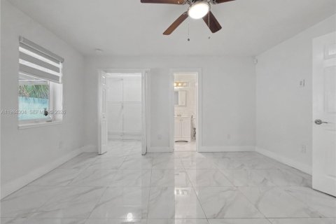 House in Miami, Florida 5 bedrooms, 192.49 sq.m. № 2045836 - photo 20