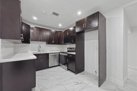 House in Miami, Florida 5 bedrooms, 192.49 sq.m. № 2045836 - photo 5