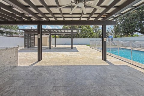 House in Miami, Florida 5 bedrooms, 192.49 sq.m. № 2045836 - photo 13