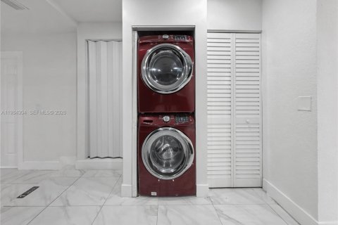 House in Miami, Florida 5 bedrooms, 192.49 sq.m. № 2045836 - photo 7