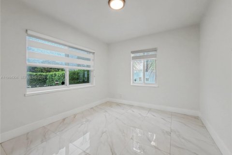 House in Miami, Florida 5 bedrooms, 192.49 sq.m. № 2045836 - photo 24