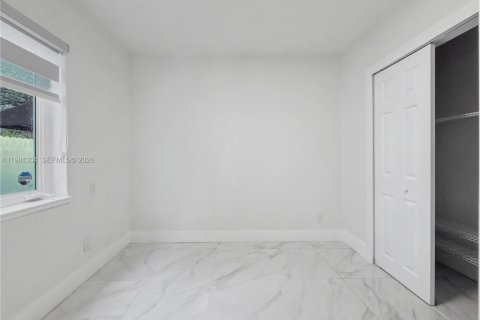 House in Miami, Florida 5 bedrooms, 192.49 sq.m. № 2045836 - photo 29