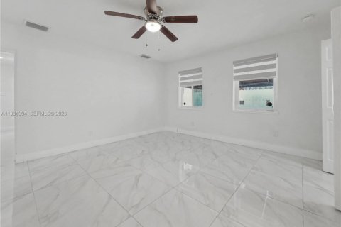 House in Miami, Florida 5 bedrooms, 192.49 sq.m. № 2045836 - photo 18
