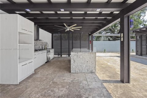 House in Miami, Florida 5 bedrooms, 192.49 sq.m. № 2045836 - photo 15