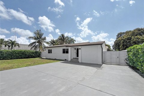 House in Miami, Florida 5 bedrooms, 192.49 sq.m. № 2045836