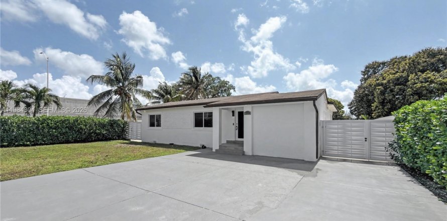 House in Miami, Florida 5 bedrooms, 192.49 sq.m. № 2045836
