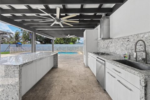 House in Miami, Florida 5 bedrooms, 192.49 sq.m. № 2045836 - photo 14