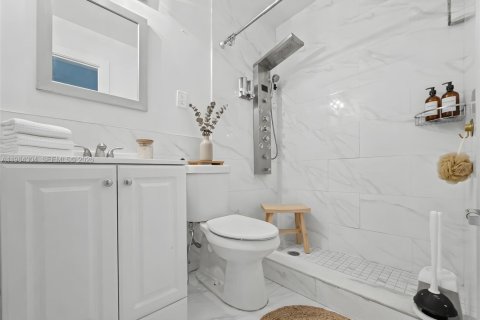 House in Miami, Florida 5 bedrooms, 192.49 sq.m. № 2045836 - photo 22