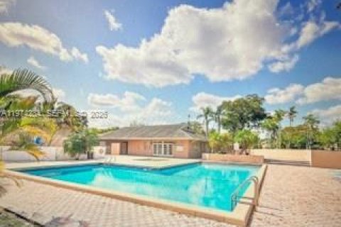 Condo in Pembroke Pines, Florida, 1 bedroom № 2035892