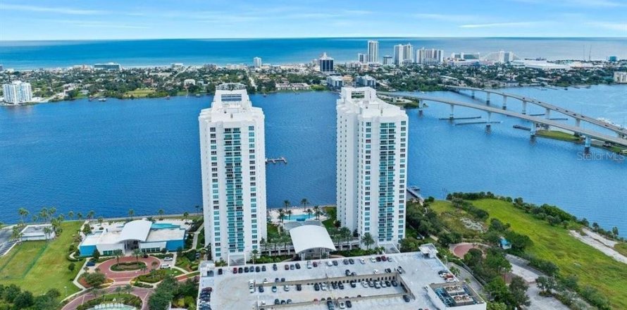 Condominio en Holly Hill, Florida, 2 dormitorios  № 2284035