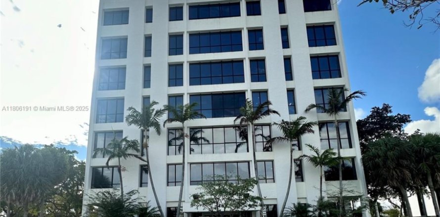 Commercial property in Hollywood, Florida № 1864475