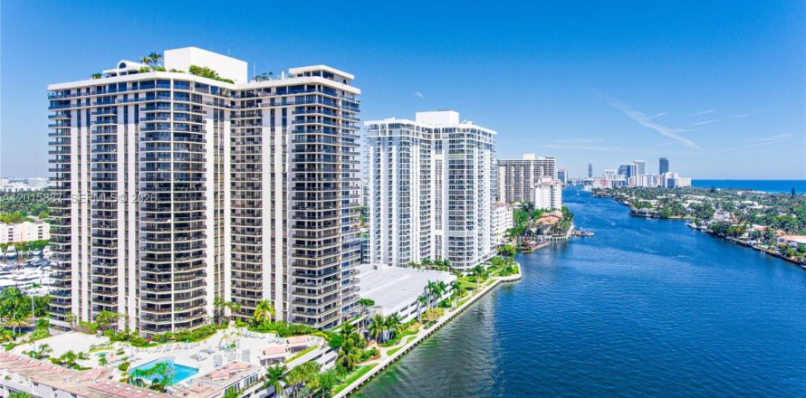 Condo à Aventura, Floride, 2 chambres  № 2153826