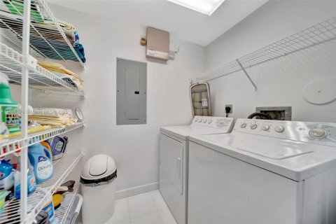 Copropriété à louer à Hollywood, Floride: 3 chambres, 205.5 m2 № 1962789 - photo 19