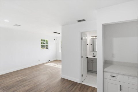 Casa en alquiler en South Bay, Florida, 4 dormitorios, 122.63 m2 № 2183381 - foto 12