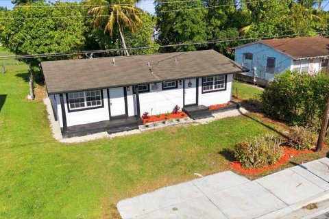 Casa en alquiler en South Bay, Florida, 4 dormitorios, 122.63 m2 № 2183381 - foto 2