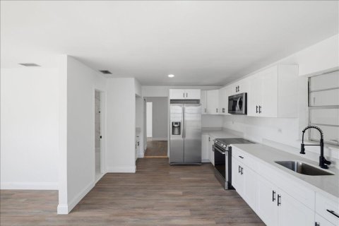 Casa en alquiler en South Bay, Florida, 4 dormitorios, 122.63 m2 № 2183381 - foto 9